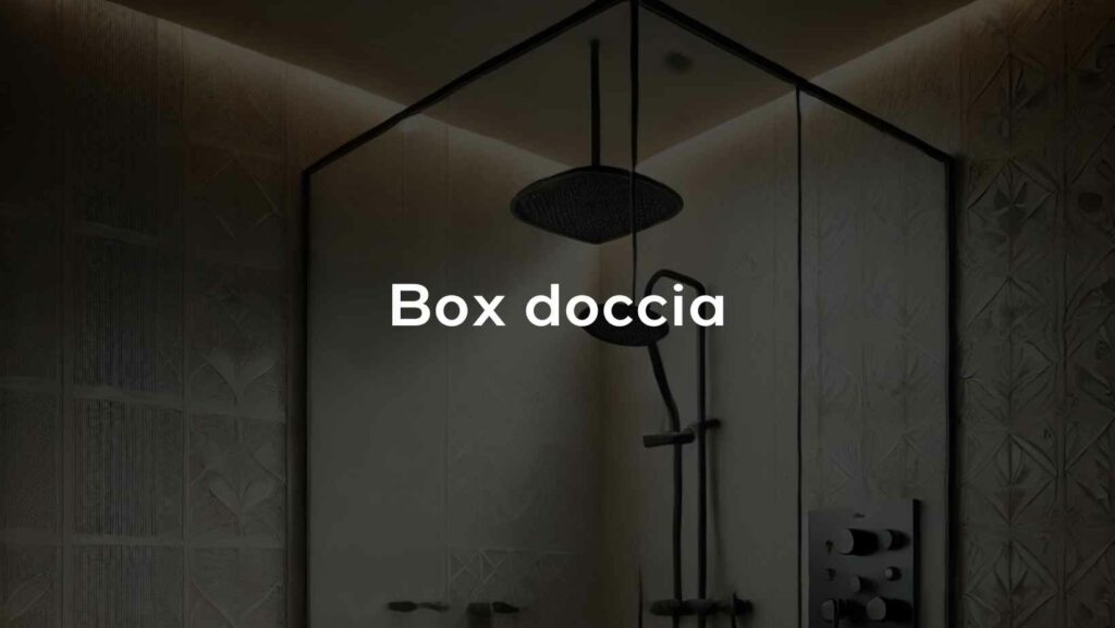 Immagine di un bagno moderno con un box doccia trasparente, dettagli in metallo nero, soffione Gessi in finitura opaca e carta da parati Wall&Decò. Design minimalista e funzionalità avanzata.