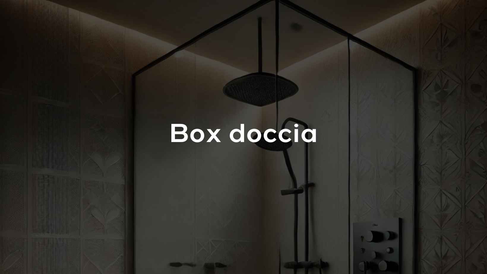 Immagine di un bagno moderno con un box doccia trasparente, dettagli in metallo nero, soffione Gessi in finitura opaca e carta da parati Wall&Decò. Design minimalista e funzionalità avanzata.