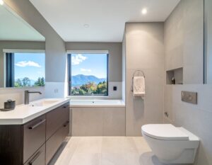 un bagno moderno grigia chiara in una casa con un panorama mozzafiato